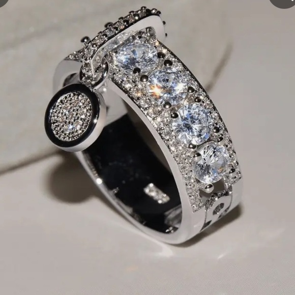 Vintage-Inspired Silver Ring with Dangling Rhinestone Charm Size 8 - Picture 4 of 6